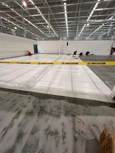 Trabajo de piso industrial en instalación Ten Pao