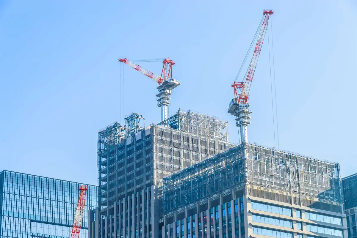 Construcción de torre corporativa con grúas
