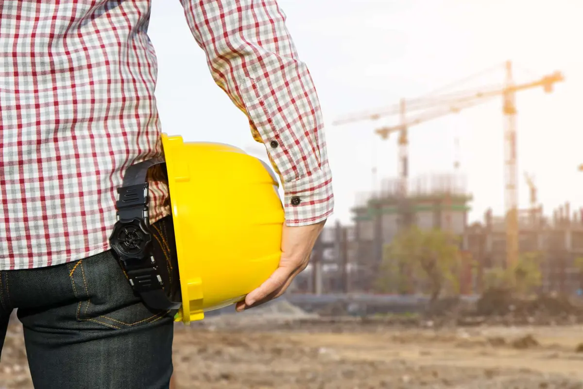 Equipo de protección personal en obra industrial