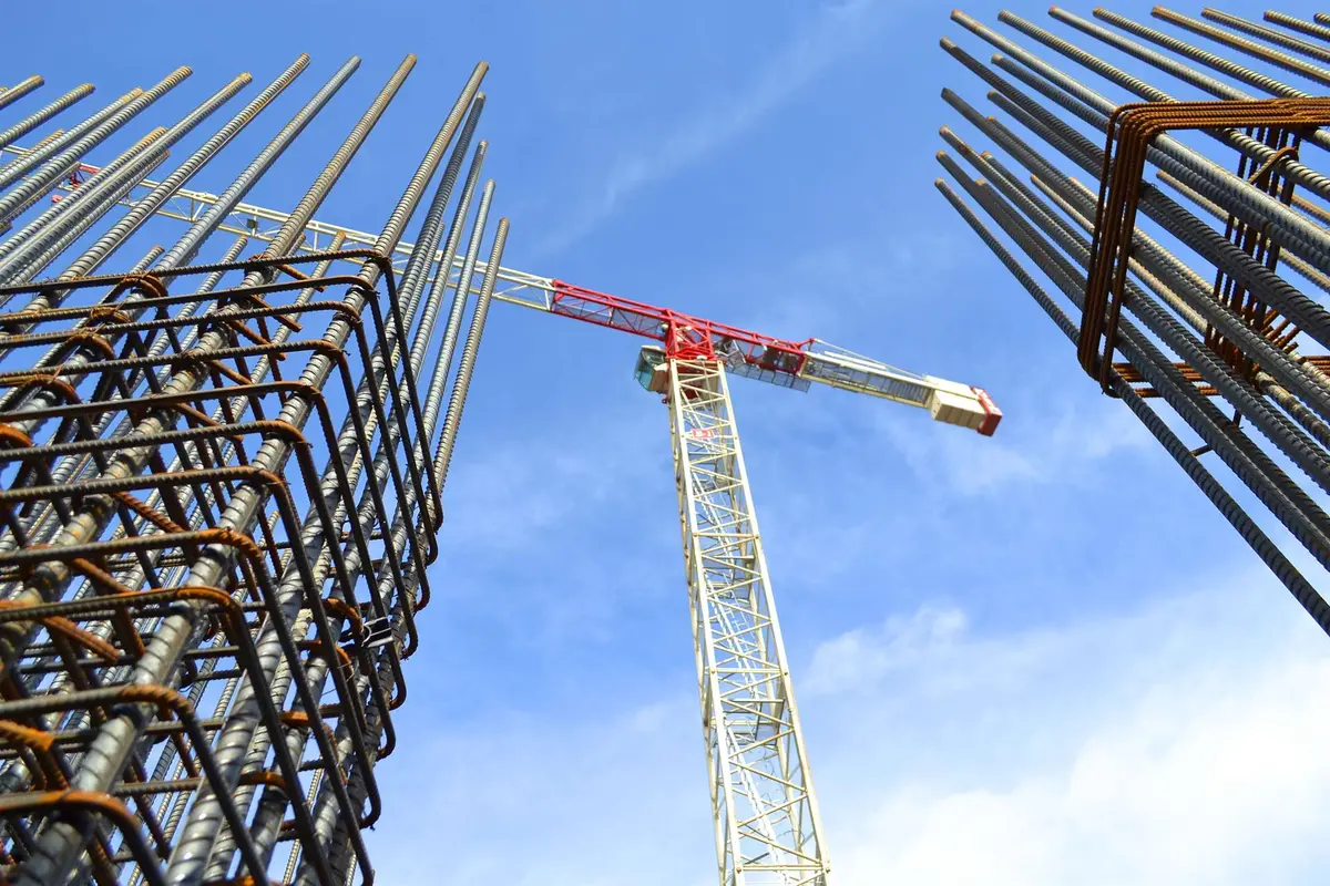 Estructura metálica y varillas en construcción