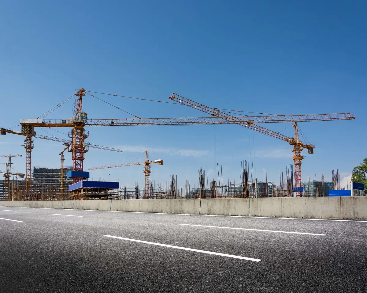 Infraestructura vial y grúas torre